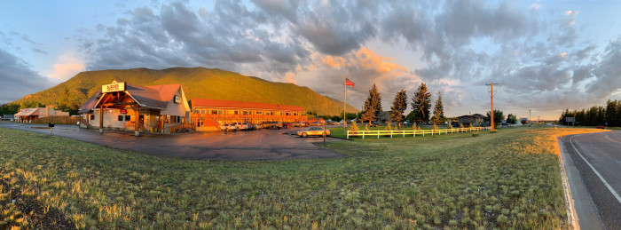 Glacier Basecamp Lodge & Campground